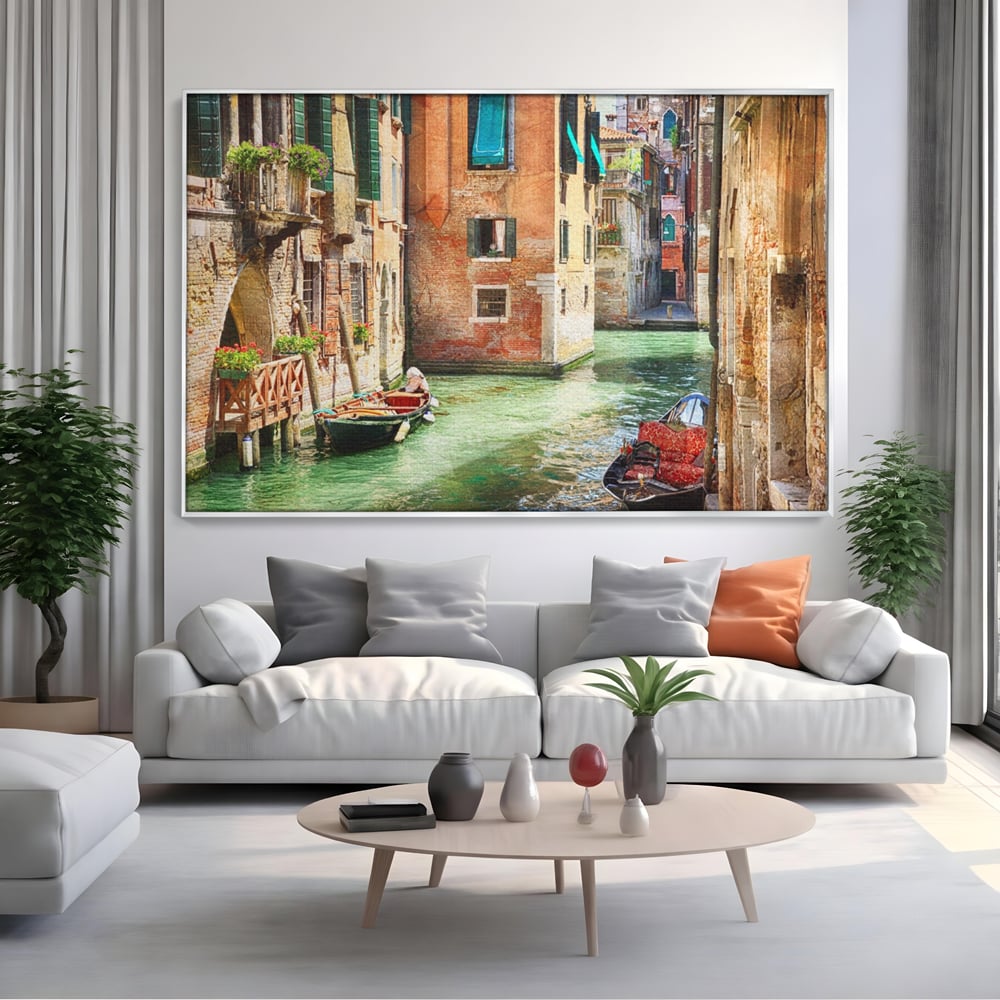 Tablou canvas cu tablou canvas cu peisaj din venetia, in rama de aluminiu argintiu, pe perete intr-un living